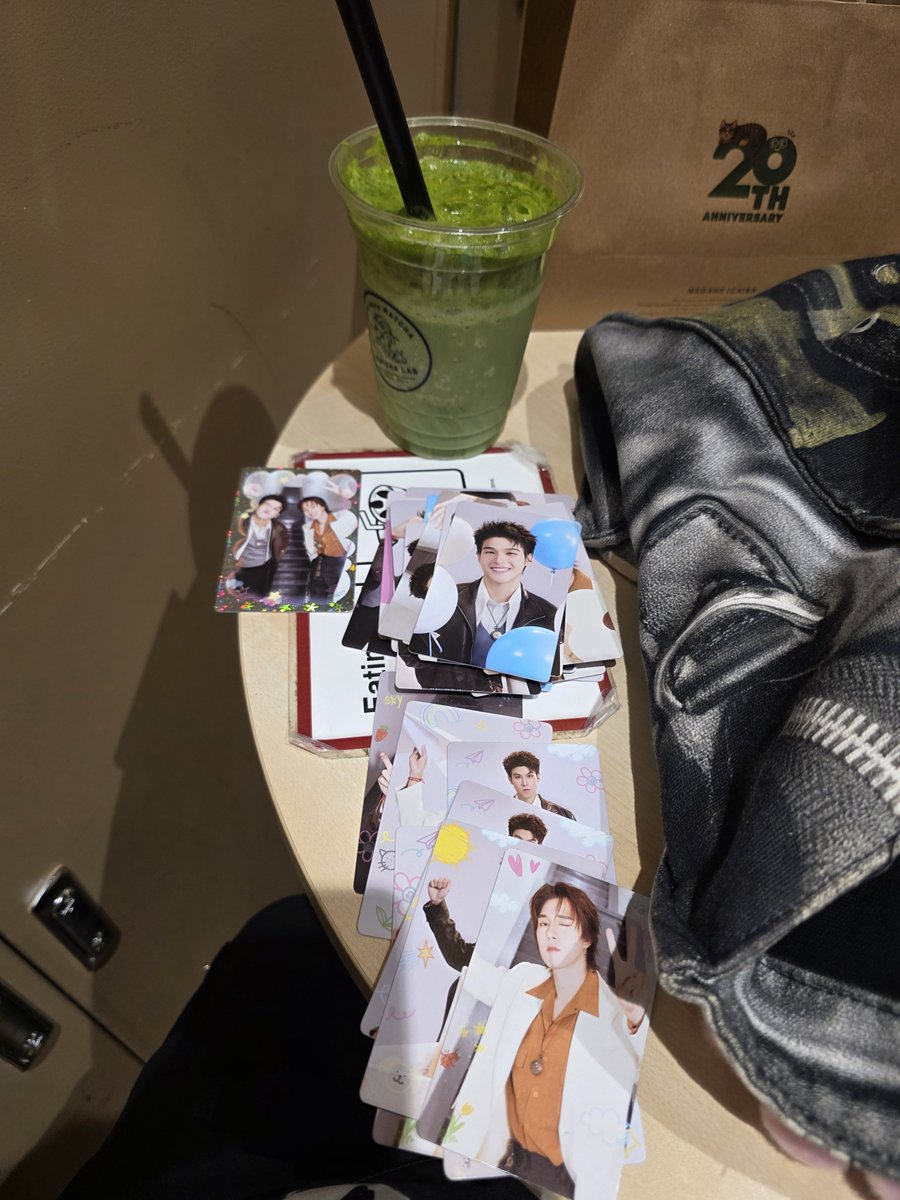 JunEx9293's tweet photo. เพิ่งได้แกะการ์ดแฟนคอนง่ะ
มี 3 type หรอ มีซีเครท กรอบอาร์ต ละก็รูปธรรมดาป่ะ
3 เซต มีซีเครทอันเดวเอง..
จะหาแลกอันไหนดีฟระ https://t.co/8wXCIaYv1s