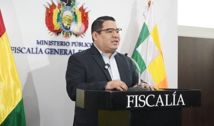 ZuritaCarpio's tweet photo. Detienen al fiscal general de #Bolivia, Roger Mariaca, dos días después de que EE.UU. le revocara la visa por supuestos vínculos con el narcotráfico. El Ministerio Público boliviano denuncia una aprehensión "ilegal".
Es el fiscal que lleva la investigación de Fernando Cerimedo, el creador de La Derecha Diario.