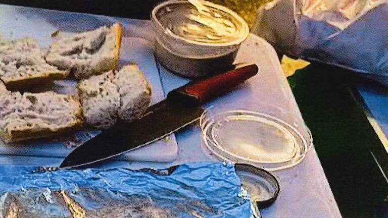 La_SER's tweet photo. Un cuchillo con una barra de pan y humus: la "prueba" de Almeida para criminalizar la acampada en Sol

@RadioMadrid desvela las fotos del informe del Ayuntamiento de Madrid

https://t.co/YvTCENRzm9 https://t.co/1rSI7eVHQq