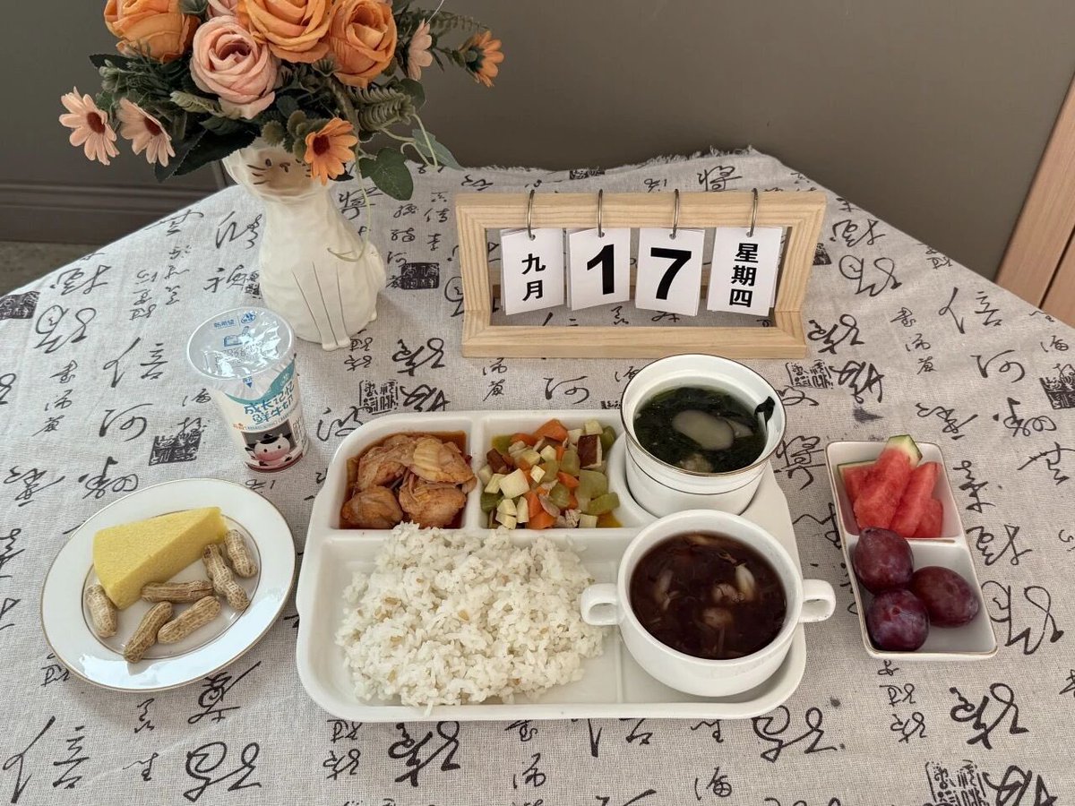 yato707's tweet photo. 🇨🇳中国杭州公立幼儿园提供的日常午餐
这样的餐食一个月收费收不到200元
平均一顿才十块钱左右 https://t.co/heQh2eAxBF