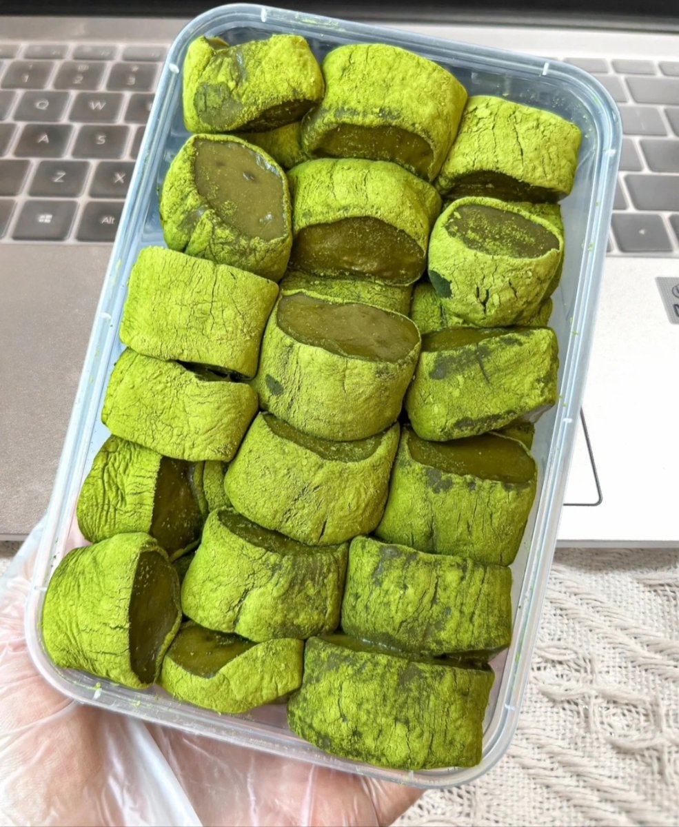 ZenithVoyaliwu's tweet photo. Found the perfect late-night snack: warm taro mochi with a dusting of matcha powder – chewy, creamy, and so cozy!， https://t.co/EvYaqadqrb