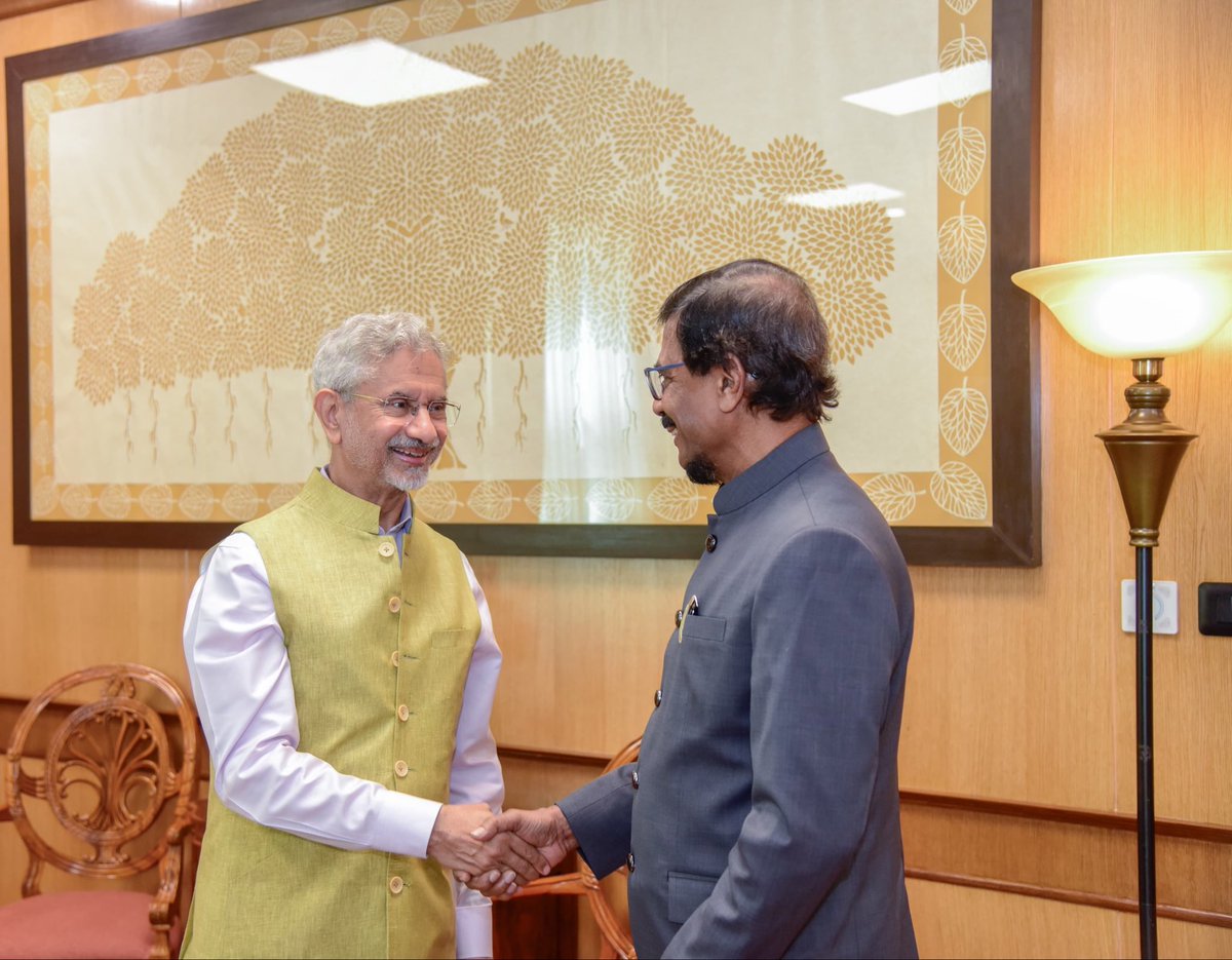DrSJaishankar's tweet photo. A pleasure to meet Janatha Vimukthi Peramuna General Secretary Mr. Tilvin Silva and his delegation from Sri Lanka this morning. 

Had a good discussion on strengthening our deep bonds of friendship.  

As a trusted partner, India will always support Sri Lanka’s progress and prosperity.

#NeighboorhoodFirst #VisionMAHASAGAR 

🇮🇳 🇱🇰
