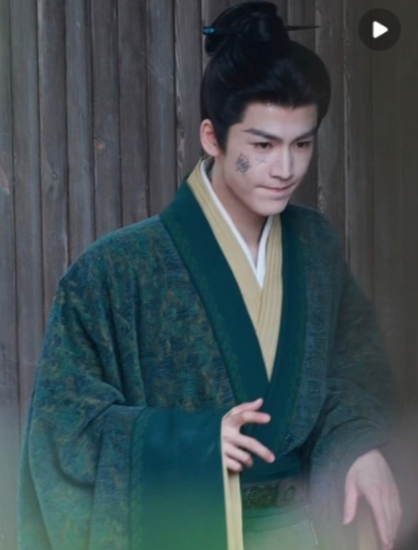 synchrony____'s tweet photo. 10.01 | Day 20
What are you playing? Why is your face full of streaks? 😭

#luyuxiao #zhanglinghe #revenge https://t.co/wFxydStkMN