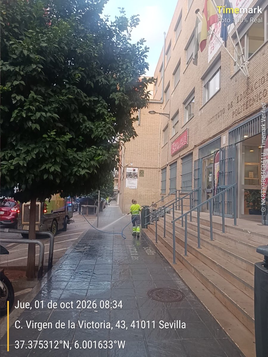 DtoLosRemedios's tweet photo. Durante la mañana de hoy se han realizado trabajos de limpieza en las calles de nuestro distrito.

En las imágenes podemos observar un tándem de baldeo mixto trabajando en la puerta del IES Politécnico , para mantener nuestras calles más limpias.

#SevillaEstáEnMarcha https://t.co/w7SJ8W0A7p