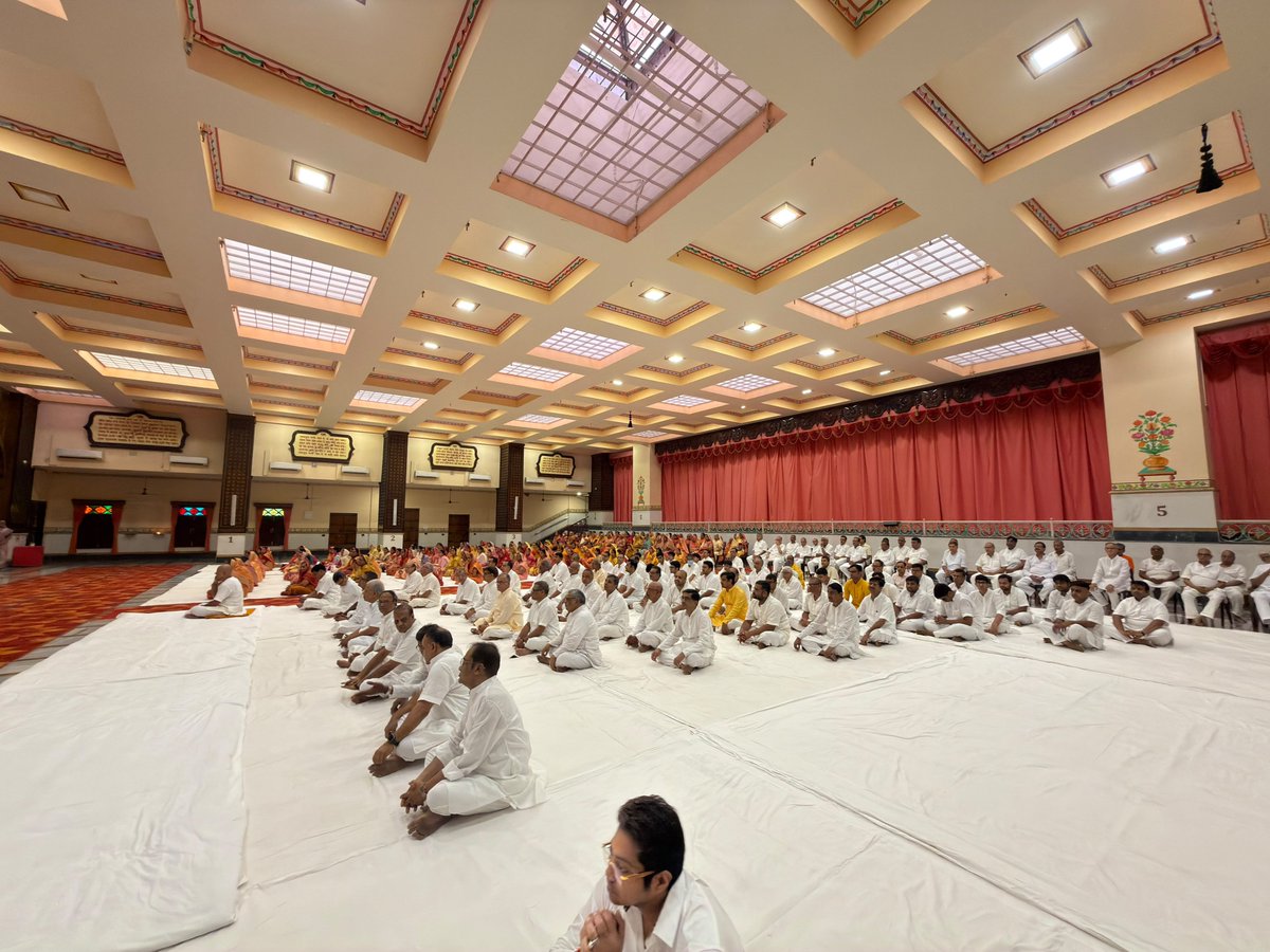 gssjodhpur's tweet photo. कोलकाता प्रवास के दौरान आज अनंत श्री सुखरामजी ट्रस्ट के सतगुरु श्री युक्तेश्वर जी महाराज भवन में स्वामी श्री सुंदर दास जी महाराज का आशीर्वाद प्राप्त किया।

​स्वामी जी का सान्निध्य आध्यात्मिक चिंतन और संत परंपरा की उस समृद्ध विरासत का अनुभव कराता है, जो सदैव आत्मिक शांति, सेवा और सद्भाव का मार्ग प्रशस्त करती रही है। संतों की शिक्षाएँ हमारी सांस्कृतिक विरासत का अभिन्न अंग हैं।
