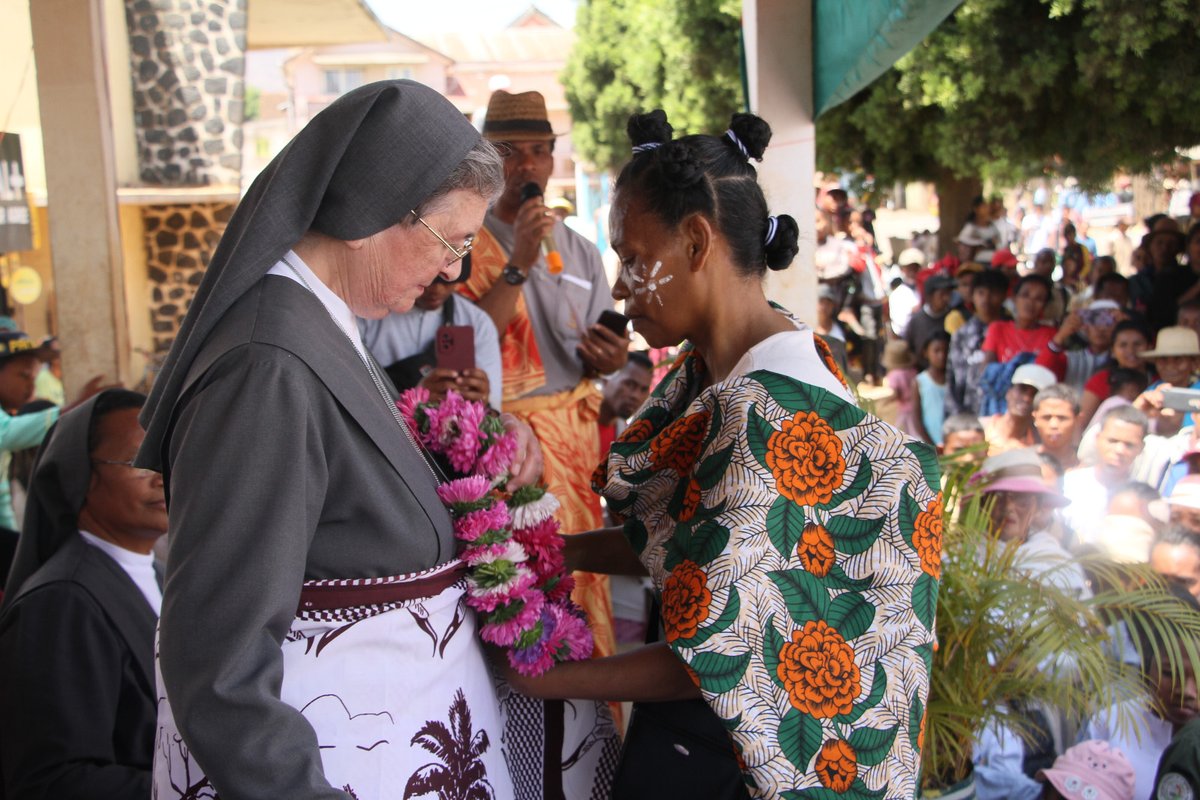 Cgfmanet_Org's tweet photo. #30settembre2026 Madre Chiara Cazzuola visita la comunità S. Giovanni Bosco a Betafo, che è anche casa di formazione per le aspiranti. Un gruppo di musicisti accompagna il corteo dall’ingresso del città fino al Municipio, dove il sindaco pronuncia il discorso di benvenuto. #IFMA https://t.co/YWVze1WaLO