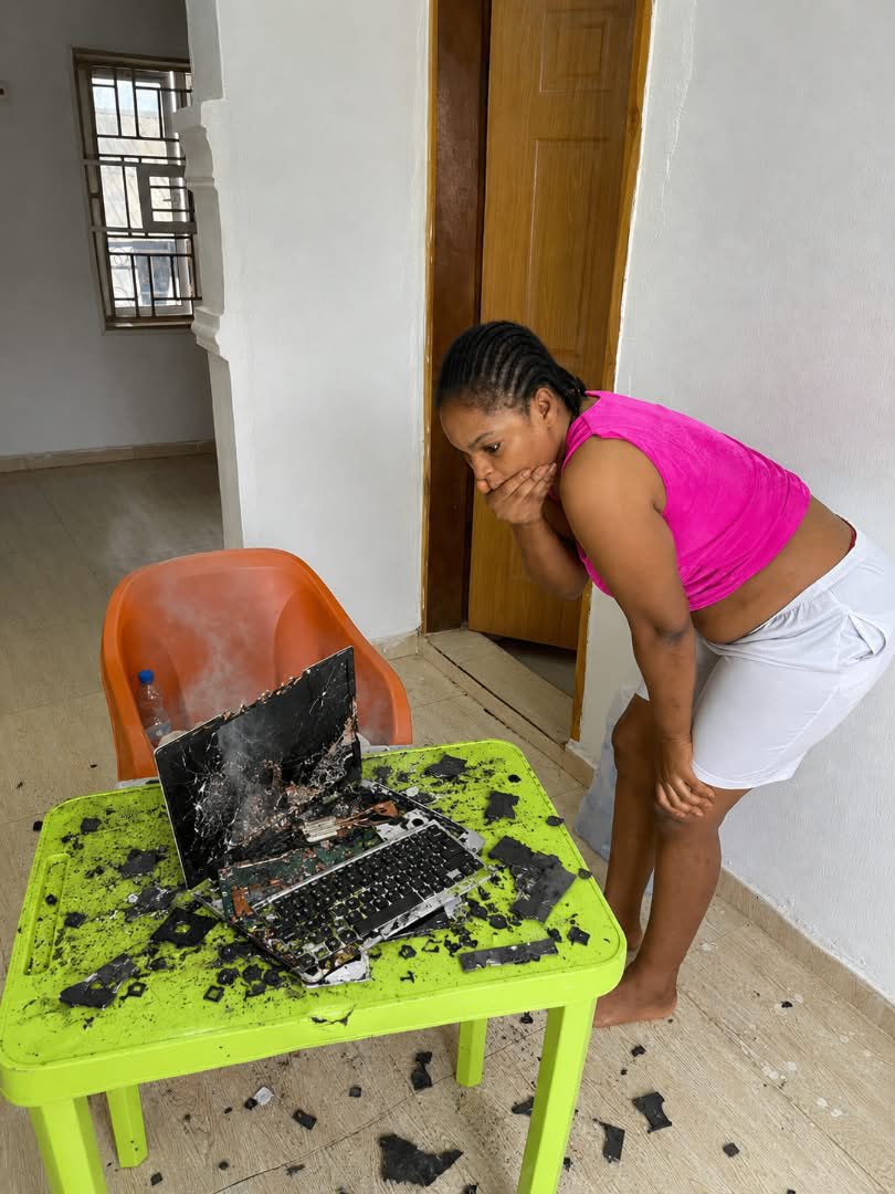 Brattyenori13's tweet photo. I plugged my laptop over night and I woke up to it like this😭💔
This one really hurt me cos I jus bought it 😞 https://t.co/4vutOESk28