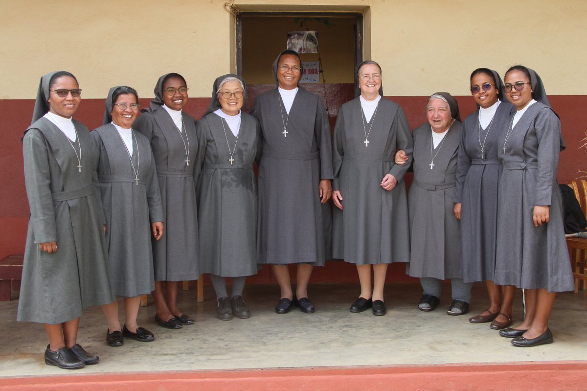 Cgfmanet_Org's tweet photo. #30settembre2026 Madre Chiara Cazzuola visita la comunità S. Giovanni Bosco a Betafo, che è anche casa di formazione per le aspiranti. Un gruppo di musicisti accompagna il corteo dall’ingresso del città fino al Municipio, dove il sindaco pronuncia il discorso di benvenuto. #IFMA https://t.co/YWVze1WaLO