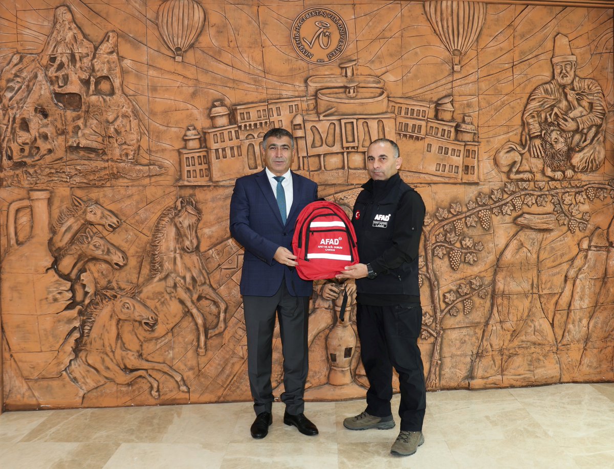 nevukurumsal's tweet photo. Nevşehir İl Afet ve Acil Durum (AFAD) Müdürü Ahmet Daştemir, #NEVÜ Rektörü @semihaktekin'i ziyaret etti. Ziyarette kurumlar arası iş birliğinin geliştirilmesine yönelik konular görüşüldü👉https://t.co/DlSYx3YlMp https://t.co/HnPh7OqtS2