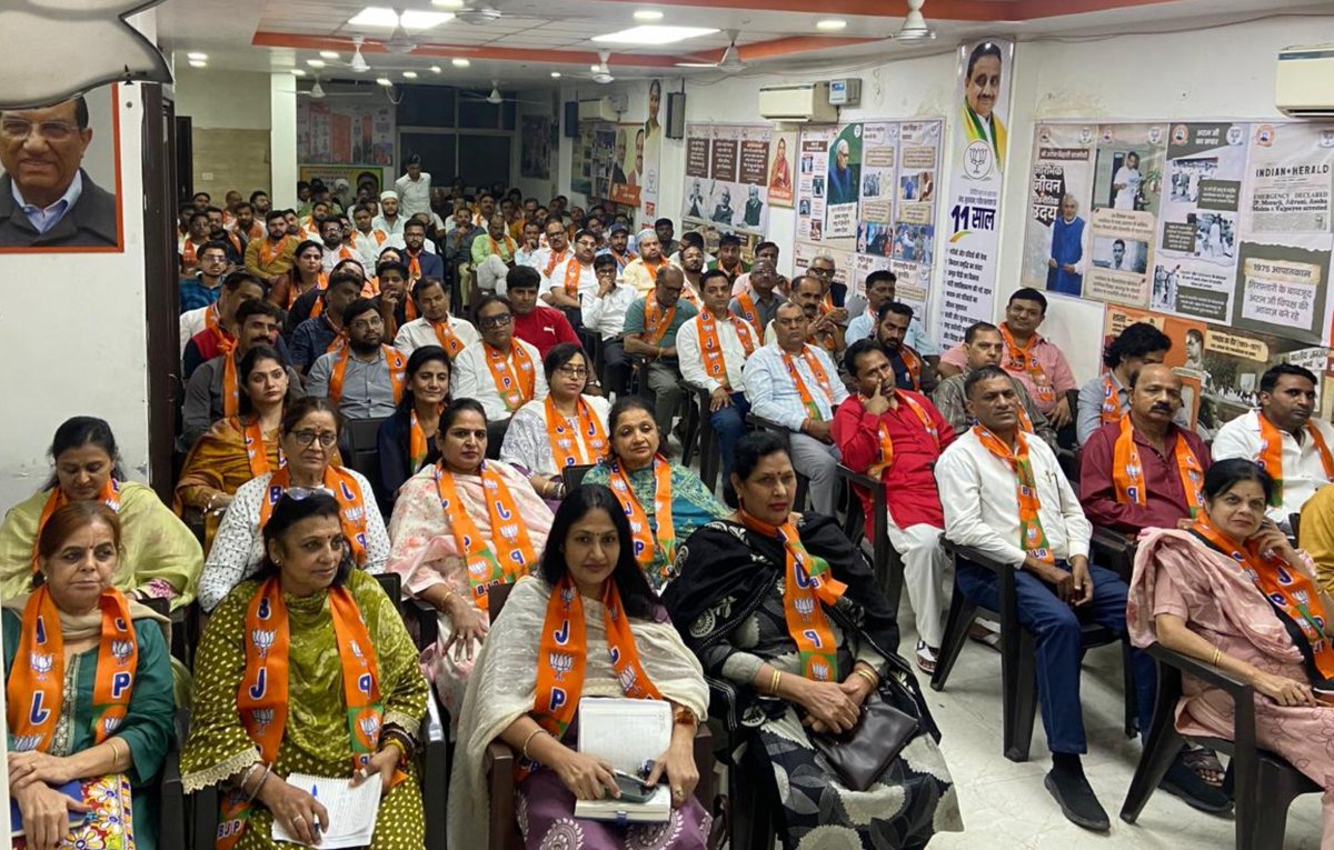 arvindgargbjp's tweet photo. भाजपा चांदनी चौक जिला कार्यालय में सभी मोर्चाँ के नवनियुक्त जिला पदाधिकारियों को संबोधित किया।
इस अवसर पर लोकसभा प्रभारी श्री @rajeshbhatiabjp जी, जिला प्रभारी श्री @dineshpratapbjp जी, सह प्रभारी डॉ @DhirazJoshi जी सहित अपेक्षित कार्यकर्ता उपस्थित रहे।
#BJP4Delhi #ArvindGarg https://t.co/I1kwOKHbaQ