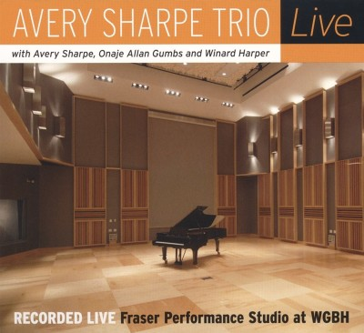 budhouse1048's tweet photo. ジャズ喫茶の戯言

Avery Sharpe Trio / Live

このジャケを見て大方はエイヴリーシャープのピアノトリオと思われるだろう、がAveryはベース　ピアノのオナージは70年代Woody Shawグループで活躍も自身のリーダー作には興味が無くエイヴリーの誘いでようやくこのメンバーで3枚ピアノトリオを創ったのよ https://t.co/MdGva98t5v