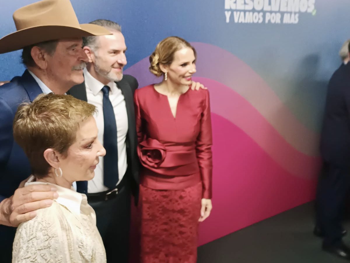 VicenteFoxQue's tweet photo. ACOMPAÑÉ A @AdrianDeLaGarza EN SU INFORME DE GOBIERNO. HOY SE REAFIRMA ALGO IMPORTANTE: MÉXICO NO SE TRATA DE IDEOLOGÍAS, SE TRATA DE MÉXICO. UN BUEN GOBIERNO SE NOTA EN LOS RESULTADOS Y EN EL TRABAJO CERCA DE LA CIUDADANÍA. BRAVO ADRIÁN, MÉXICO SIEMPRE POR DELANTE. ¡VIVA MONTERREY!
