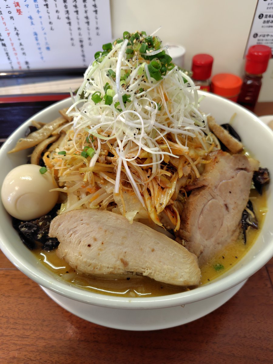 monma_001's tweet photo. 特製ネギ味噌ラーメンG盛り🍜！！  特盛りより上で 並盛りの３倍! 野菜は２倍！！     約２年ぶりのG盛り…久しぶりすぎてビビる…が完食😋👍️ ただし腹パン😼 ５年前はGX盛り（特盛りの２倍）いけてたのに、GX盛りどころか、40代突入と同時に もうG盛りも引退だ〜
#麺屋匠 https://t.co/w5lSmkGG6o