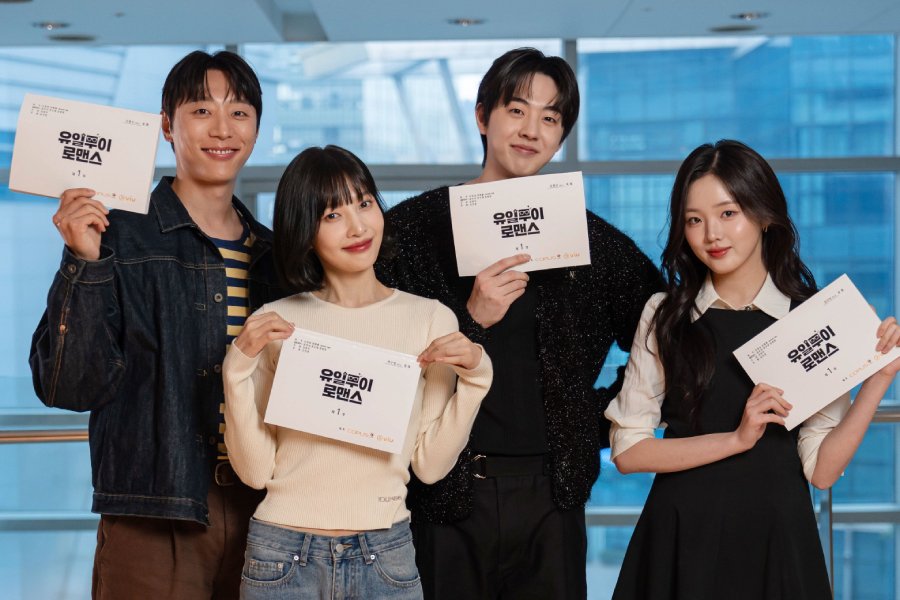 soompi's tweet photo. #RedVelvet’s #Joy, #KimHyunJin, #ShinHyunSoo, And #KangNaEon Dive Into Their Roles At “#OneOfAKindRomance” Script Reading
https://t.co/hX6zvzd3hI https://t.co/CYI4YVSzQc