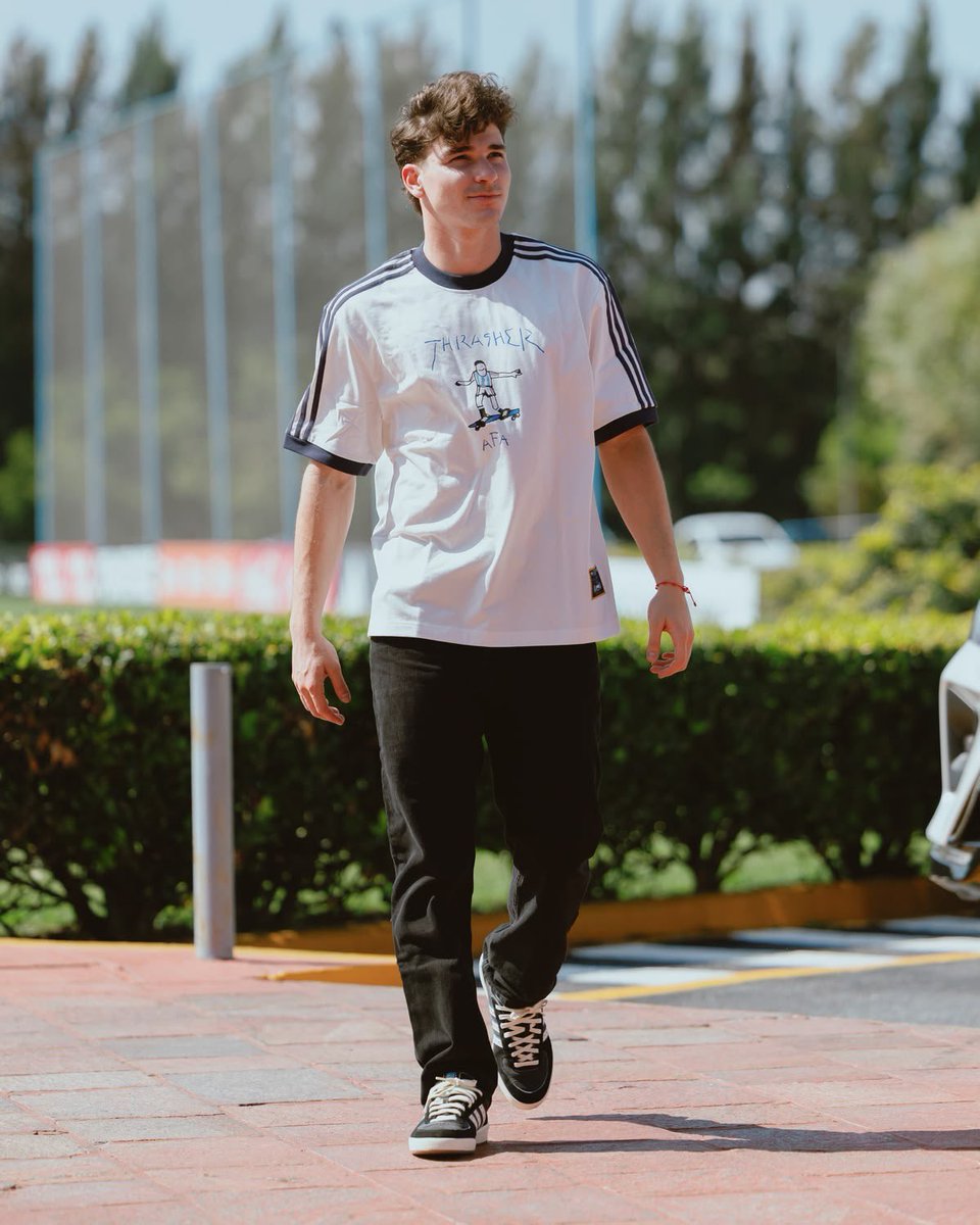 giamilafilms's tweet photo. ᯓ★ 𝐅𝐨𝐫𝐛𝐝𝐝𝐢𝐛𝐞𝐧 𝐝𝐚𝐧𝐜𝐞 | mini au #julienzo | 𝘰𝘮𝘦𝘨𝘢𝘷𝘦𝘳𝘴𝘦

Donde un día, Enzo termina por ir a buscar a su hermanita menor a su clase de Jazz, por petición de su madre, y termina flechado por el hermoso profe omega de Oli: Julian.

O

Donde mas tarde, el alfa descubre que aquel profe de linda sonrisa y olor dulce, era, también, el chongo de uno de sus amigos.