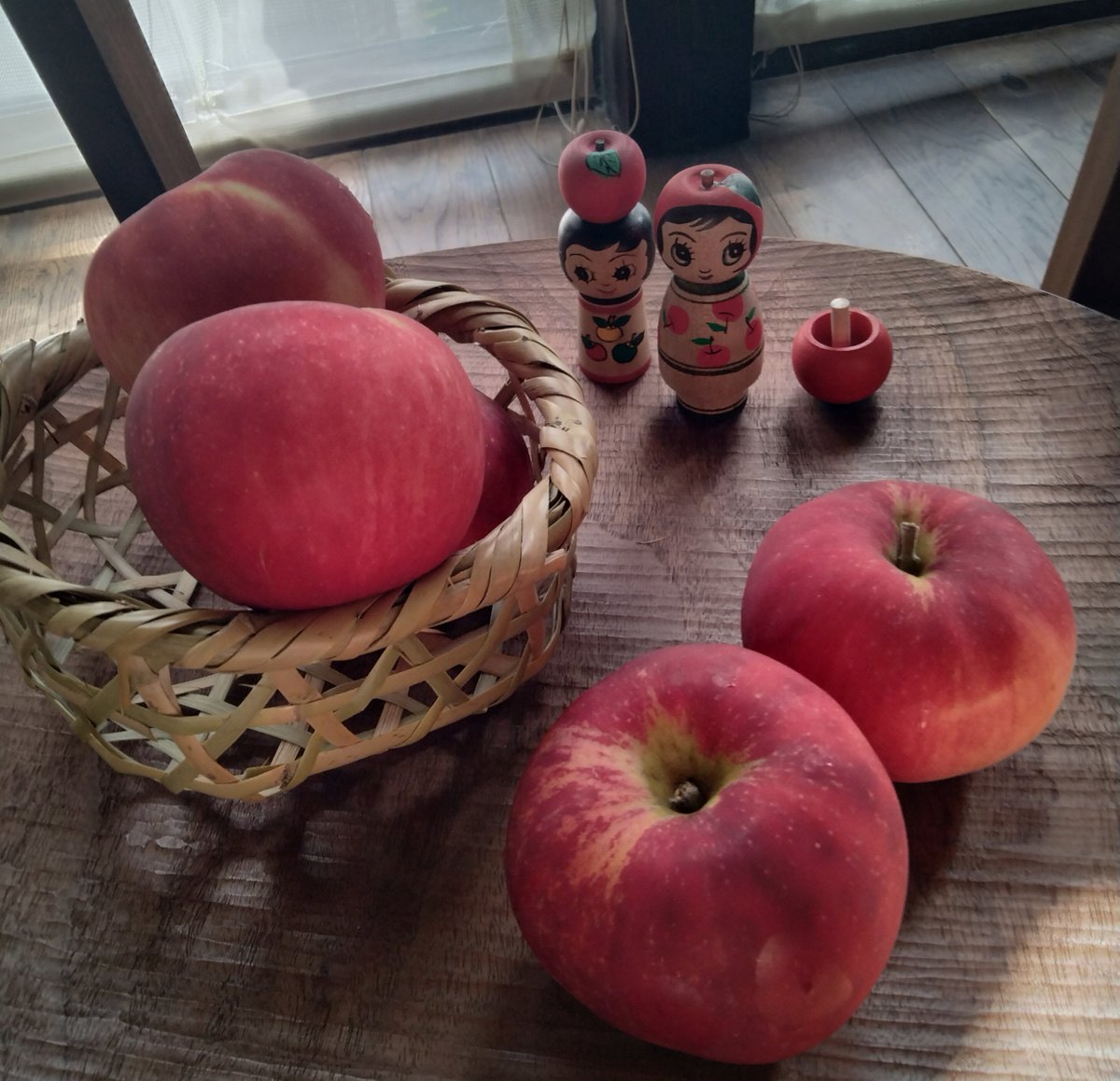 fikakiko's tweet photo. 【fika.雑貨のご紹介】
fika.で焼菓子のピックアップ用にご用意しているカゴは根曲竹で編まれています。玩具や細かいもの、大きさに合わせて野菜、果物、お茶道具から脱衣籠まで汎用性抜群です。水にも強く、網目が平らなので埃も溜まりにくいところも◎、￥900〜。是非お手に取ってご覧くださいませ。 https://t.co/6iqBaBPesk
