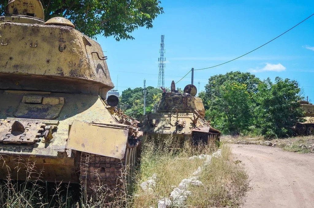 T_90AK's tweet photo. T-34's chilling near a tree in Angola, 2014. https://t.co/lqhVKNQU6a
