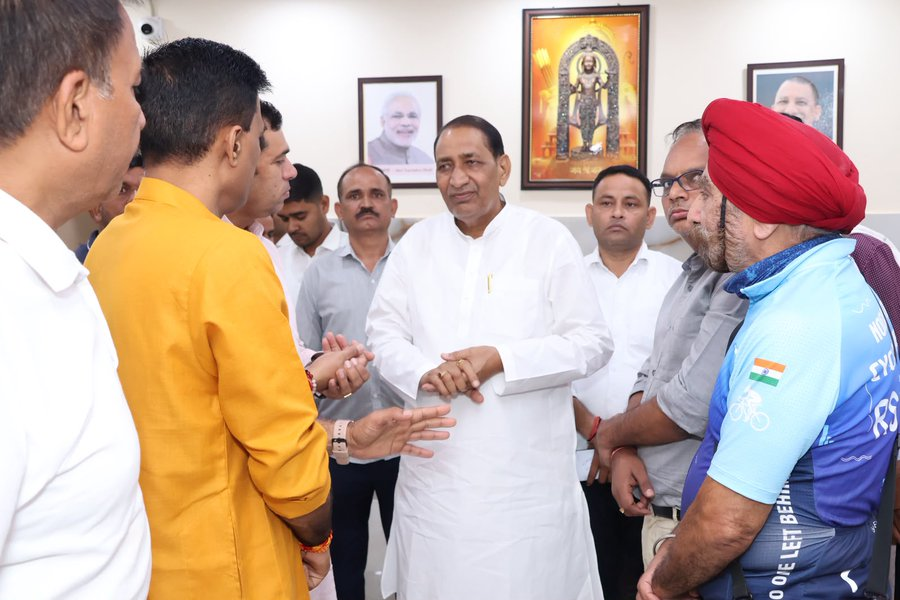 noidaheadlinest's tweet photo. दादरी विधानसभा-62 में जनता दर्शन कार्यक्रम।

➡️ग्रेटर नोएडा में ईटा कार्यालय में जनता दर्शन कार्यक्रम 
➡️विधायक तेजपाल नागर ने क्षेत्रवासियों से की मुलाकात 
➡️ लोगों की जनसमस्याओं और शिकायतों को सुना
➡️ समस्याओं के समाधान के लिए अधिकारियों को निर्देश दिए
➡️ विधायक ने जनसेवा को अपना संकल्प बताया

#DadriVidhansabha #GreaterNoida #JantaDarshan #NoidaHeadlinesTV

@UPGovt  @dmgbnagar @tejpalnagarMLA