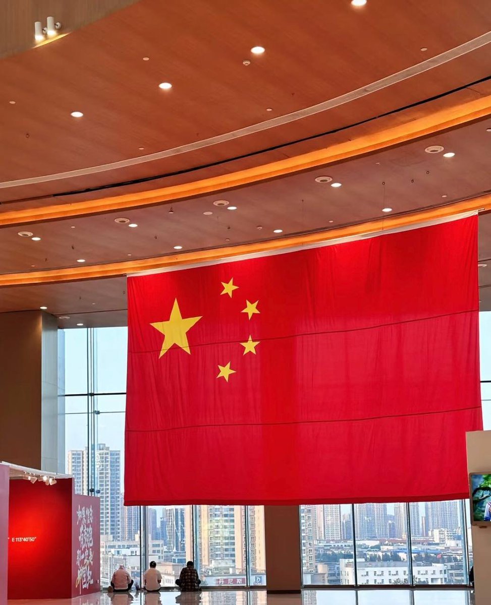 JDimezFans's tweet photo. 来正弘城感受国庆的浪漫
我们生在红旗下，长在春风里🚩#国庆 https://t.co/rKbPefGY7F
