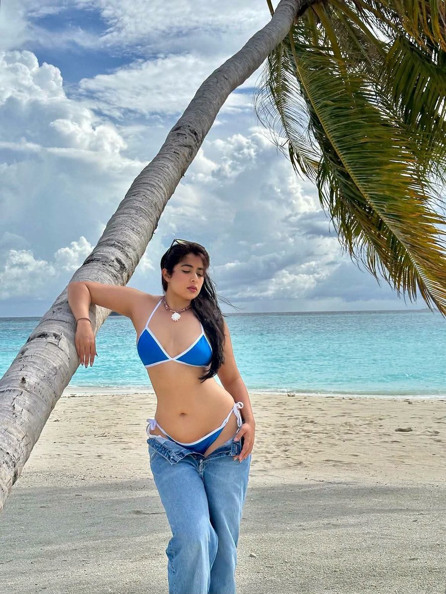 GlamQueensHQ's tweet photo. 🌊💙 Nikitha Sharma serving effortless island glamour! 🌴✨

#NikithaSharma #GlamQueens #BeachGlamour #BeachStyle #ResortWear #BikiniStyle #TropicalVibes #VacationStyle #CelebrityStyle #IndianActress #IndianModel #FashionGoals #Glamour #SummerVibes #BeachFashion https://t.co/DASyiWNeHE