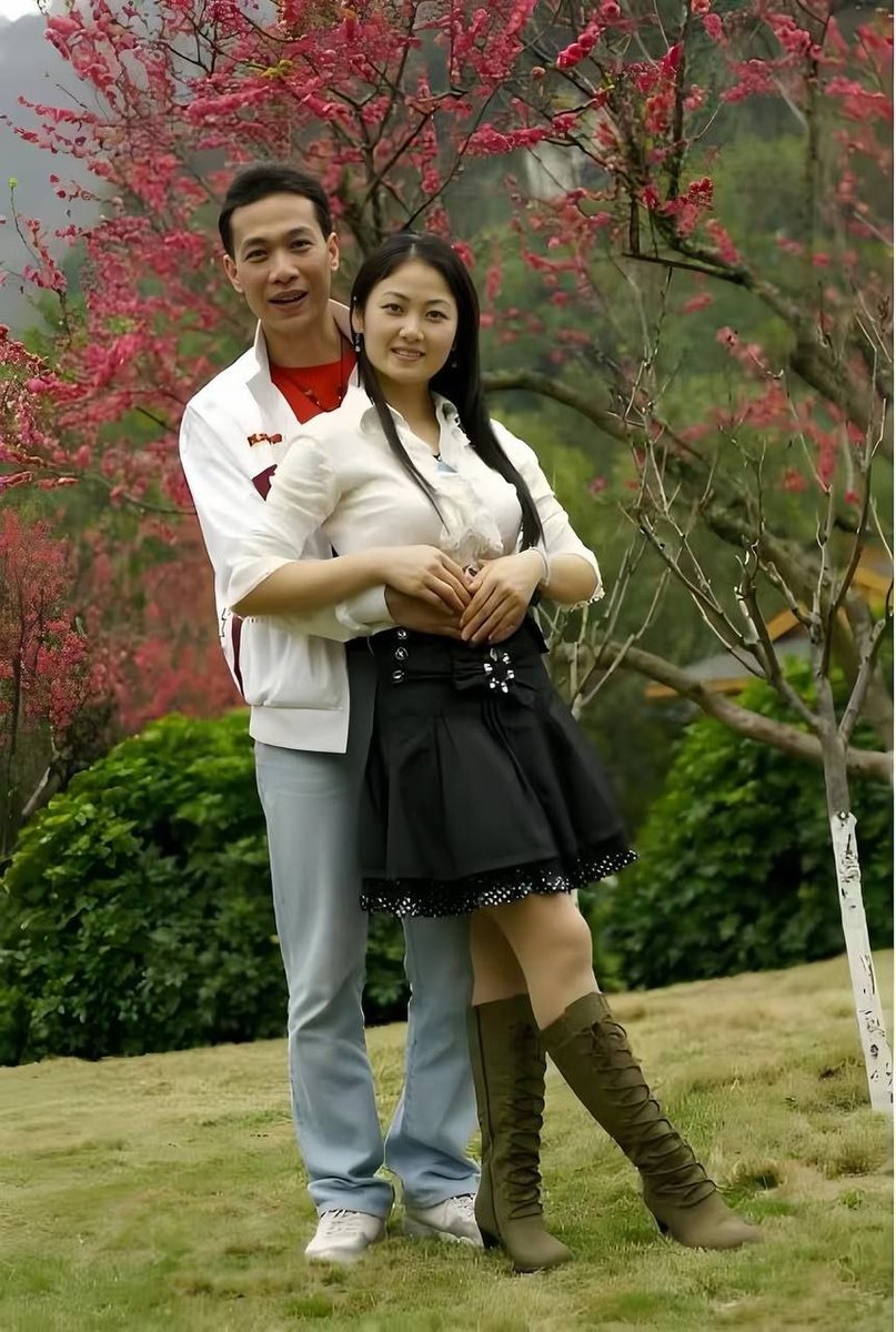 _miuj_9's tweet photo. 【艳照门事件】曾轰动全网的柳州莫菁与男友艳照门事件，近日旧瓜突然翻红😋

尘封16年的恩怨再被扒出，全网都在补这段经典瓜的时间线😂

而且女主颜值身材都很在线，视频质量一点不输现在，今天发出来，供大家在放假闲暇时慢慢欣赏👇

https://t.co/qnKKlfyZzg 「艳照门-柳州莫菁莫老师」来自UC网盘 https://t.co/ATy3gtXL3G