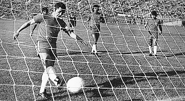 False9Theory's tweet photo. In 1973, Chile played a World Cup qualifier against NOBODY.

The USSR boycotted, but FIFA made Chile play anyway.

In front of 15,000 fans, 11 Chileans passed down an empty pitch and tapped it into the net.

Is this the most surreal goal in football history? https://t.co/OvW6zZs4Ex