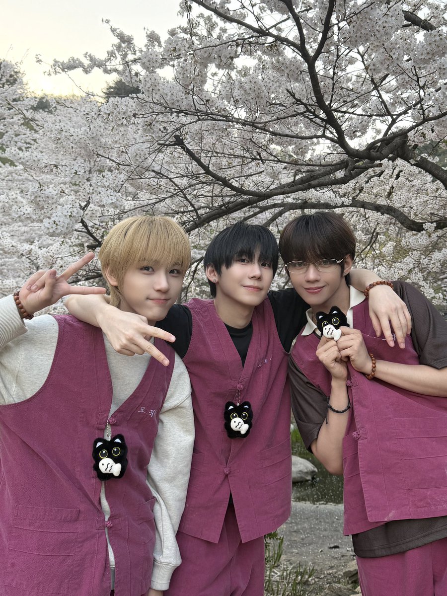 AHOF_official's tweet photo. [📸] 진짜 힐링을 찾았어요👀🌿

🖇 https://t.co/Gn26kM5nJ3

#AHOF #아홉
#HAN #박한 
#JL #제이엘 
#DAISUKE #다이스케 https://t.co/7c0iGAy3lT