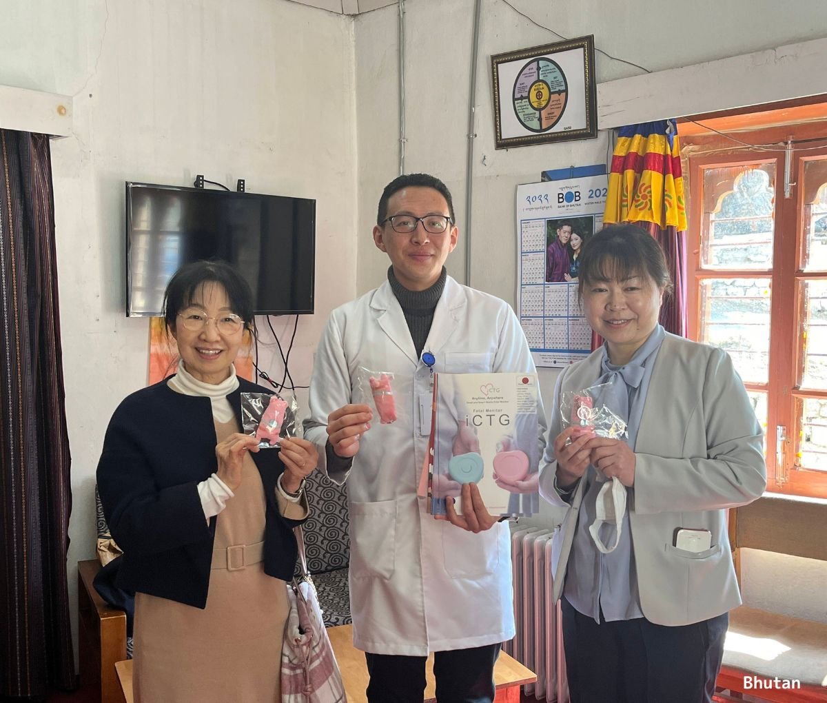 JapanGov's tweet photo. Lessons from Thailand are helping expectant mothers in Japan. 🌏🔄

Developed in Kagawa Prefecture, the iCTG fetal monitor was refined with Thai clinicians to keep recording when connections drop. Those improvements now support care back in Japan. Knowledge travels both ways. 🤝 https://t.co/ODWsJn5KO8