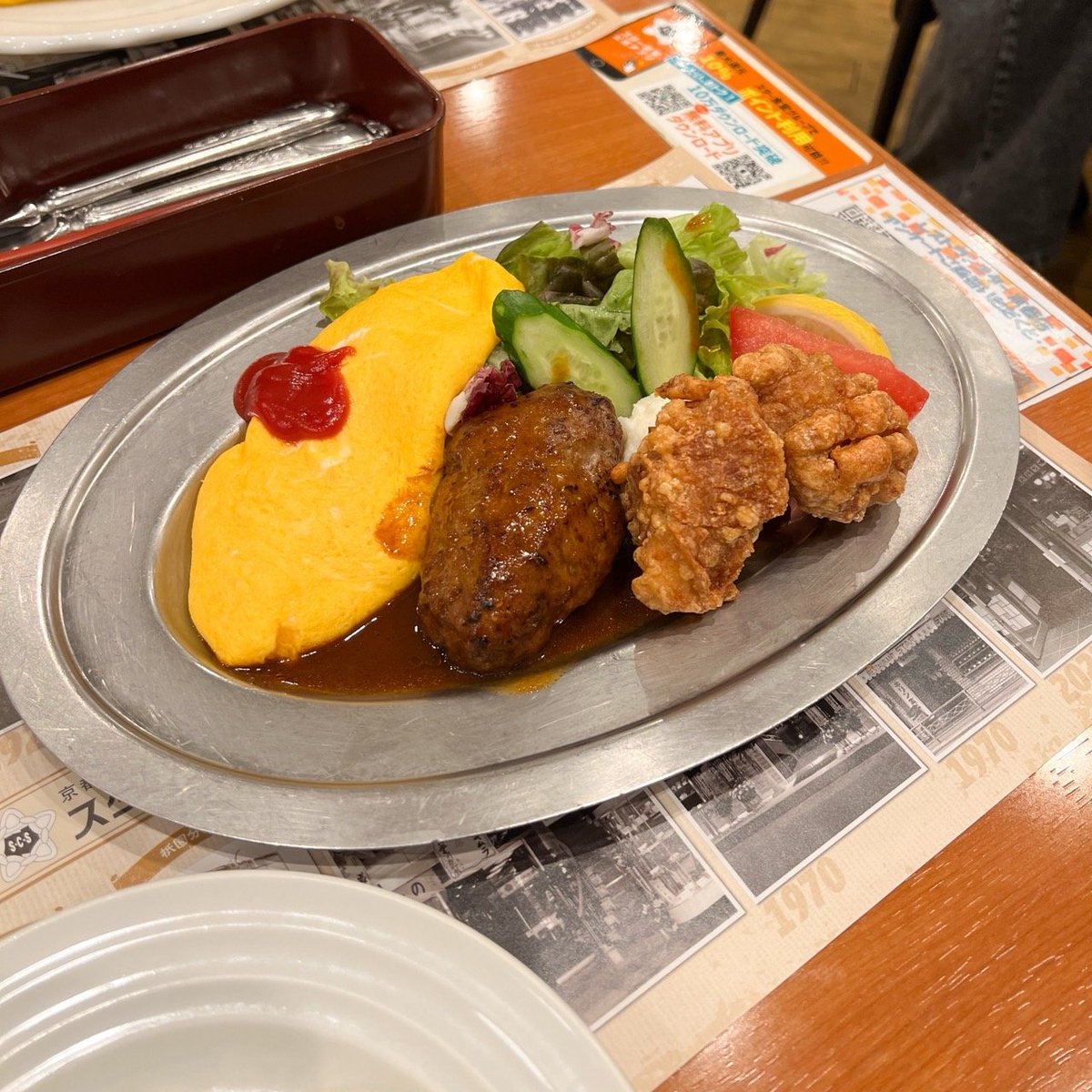 vivisummermode's tweet photo. แวะมาทานร้าน レストランスター 四条寺町京極店 ในตลาด Nishiki Market 🍳🤎 เมนูมีให้เลือกเยอะ ทั้ง Omurice, Hamburg Steak, พาสต้า และเมนูสไตล์ตะวันตกอื่น ๆ จานค่อนข้างใหญ่ กินอิ่มแบบจุก ๆ เลย

เราสั่ง [hamburg & deep fried chicken] ซอสเดมิกลาสเข้มข้น อร่อยมากกก 🧀 ข้าวด้านในรสชาติกำลังดี ไข่นุ่ม ๆ กินคู่กับซอสแล้วเข้ากันสุด ๆ Hamburg Steak ก็อร่อยย 

ร้านมีที่นั่งไม่เยอะมาก แต่บรรยากาศนั่งสบาย พนักงานบริการดี น่ารัก ใครเดินช้อปในตลาดจนเหนื่อย แวะมาฝากท้องที่นี่ได้เลย
โดยรวมประทับใจมาก🤎🇯🇵 #รีวิวญี่ปุ่น #kyoto #japan