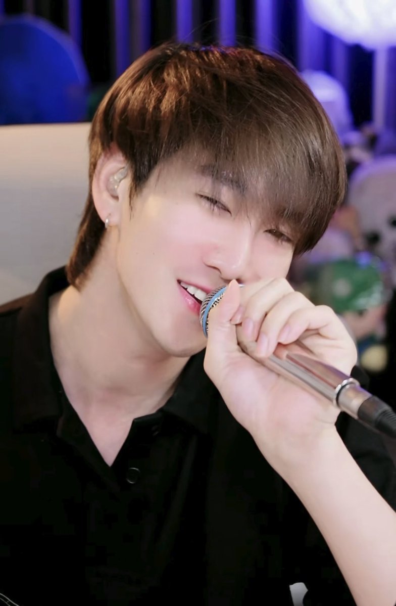 obmt1527's tweet photo. ชื่อบีม กันทร AF2026 ครับ ความสามารถคือหลับตาร้องเพลงได้จนจบเพลงงับบบ 😌💚🌻 #BeemKanthorn #บีมกันทร https://t.co/xEryanUK1D