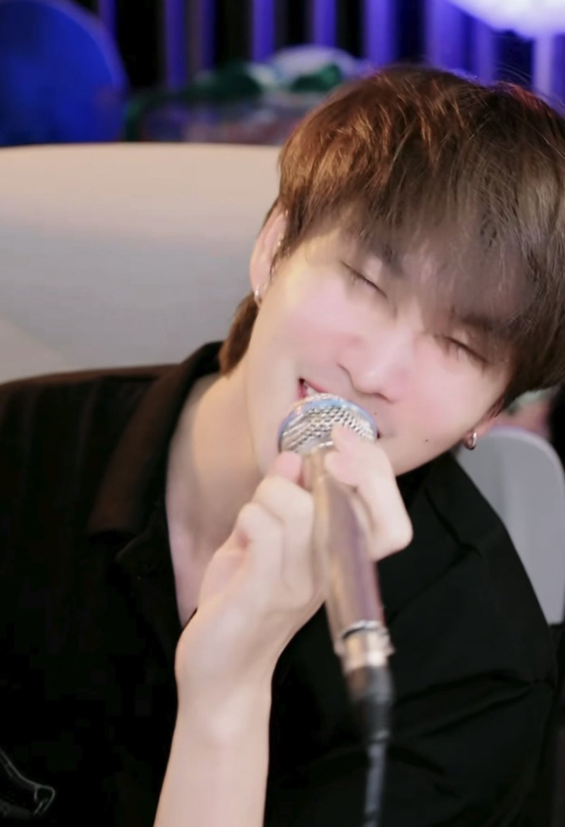 obmt1527's tweet photo. ชื่อบีม กันทร AF2026 ครับ ความสามารถคือหลับตาร้องเพลงได้จนจบเพลงงับบบ 😌💚🌻 #BeemKanthorn #บีมกันทร https://t.co/xEryanUK1D