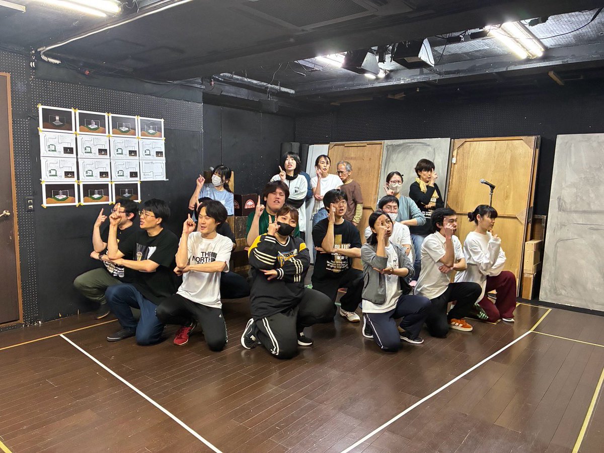 juchixiaojie6's tweet photo. 突然の暑さ‼️負けてらんねぇですわ‼️
 #兄弟ブルース 本日も楽しんで参ります‼️
チケットもよろしくです‼️

👼菊池出演回
12(木)14:00
13(金)19:00
14(土)18:30
15(日)13:00

👼菊池扱い予約フォーム
https://t.co/teNK3L5Gp9
⁡
🕶️おしのし(劇場に飾らせていただきます！)
https://t.co/wquqpXwDKS https://t.co/Fa8bBIz5pF