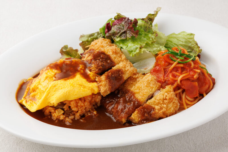 vivisummermode's tweet photo. แวะมาทานร้าน レストランスター 四条寺町京極店 ในตลาด Nishiki Market 🍳🤎 เมนูมีให้เลือกเยอะ ทั้ง Omurice, Hamburg Steak, พาสต้า และเมนูสไตล์ตะวันตกอื่น ๆ จานค่อนข้างใหญ่ กินอิ่มแบบจุก ๆ เลย

เราสั่ง [hamburg & deep fried chicken] ซอสเดมิกลาสเข้มข้น อร่อยมากกก 🧀 ข้าวด้านในรสชาติกำลังดี ไข่นุ่ม ๆ กินคู่กับซอสแล้วเข้ากันสุด ๆ Hamburg Steak ก็อร่อยย 

ร้านมีที่นั่งไม่เยอะมาก แต่บรรยากาศนั่งสบาย พนักงานบริการดี น่ารัก ใครเดินช้อปในตลาดจนเหนื่อย แวะมาฝากท้องที่นี่ได้เลย
โดยรวมประทับใจมาก🤎🇯🇵 #รีวิวญี่ปุ่น #kyoto #japan