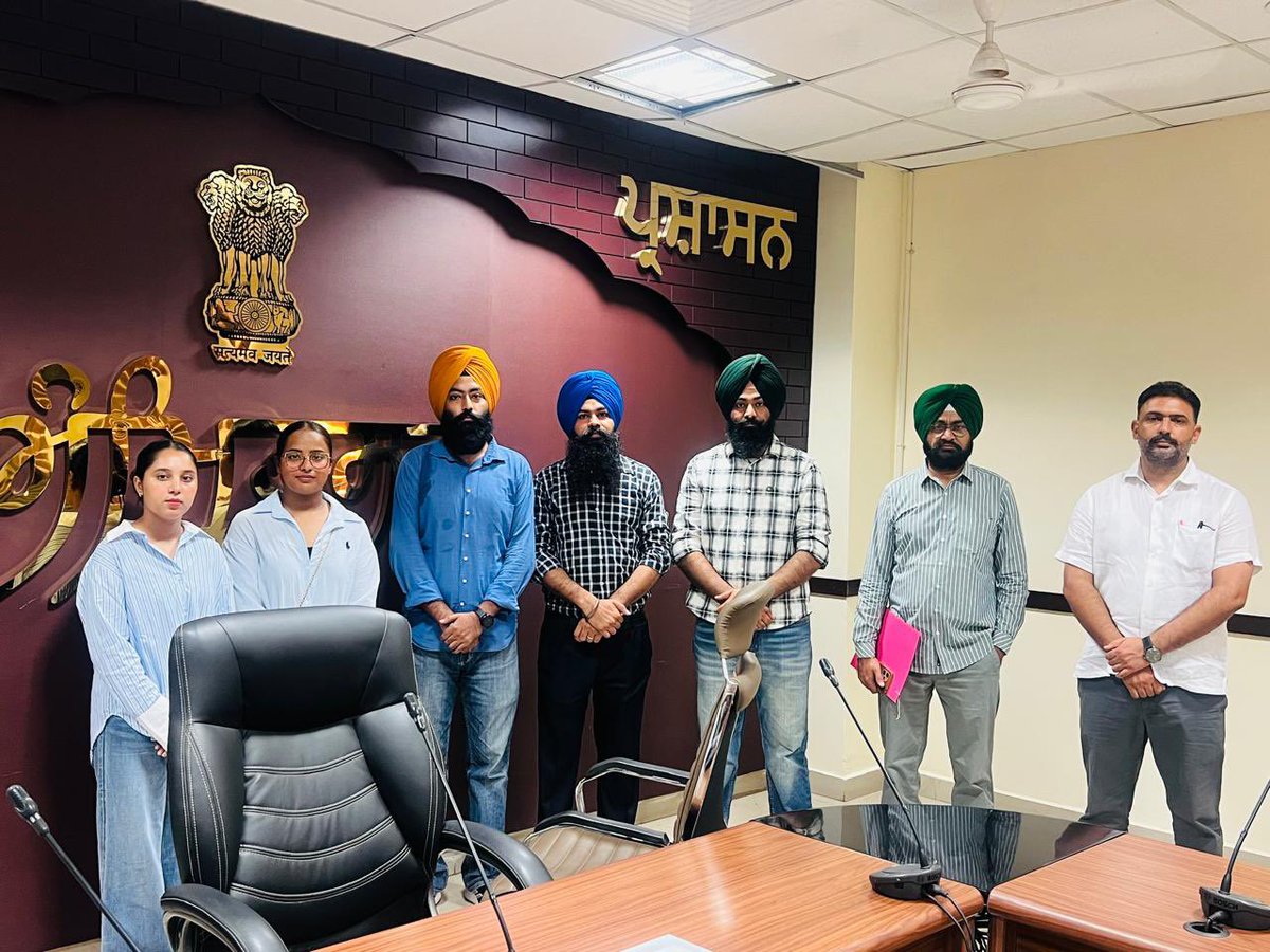 CleanAirPunjab's tweet photo. A dedicated control room at the Amritsar DC Office is supporting farmers through paddy harvest season. Clean Air Punjab and the district administration are helping connect farmers with timely solutions and prevent farm fires. https://t.co/O4ybJPTUfY