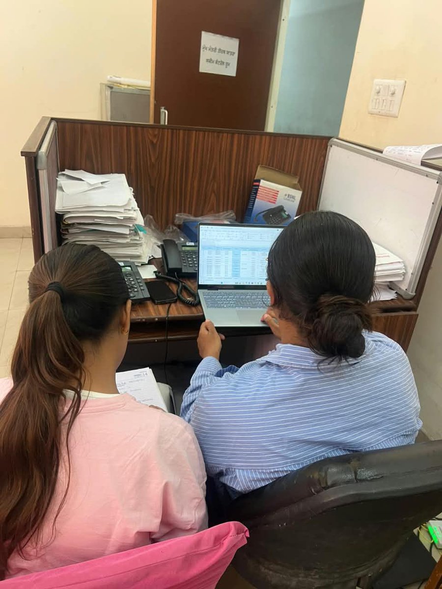 CleanAirPunjab's tweet photo. A dedicated control room at the Amritsar DC Office is supporting farmers through paddy harvest season. Clean Air Punjab and the district administration are helping connect farmers with timely solutions and prevent farm fires. https://t.co/O4ybJPTUfY
