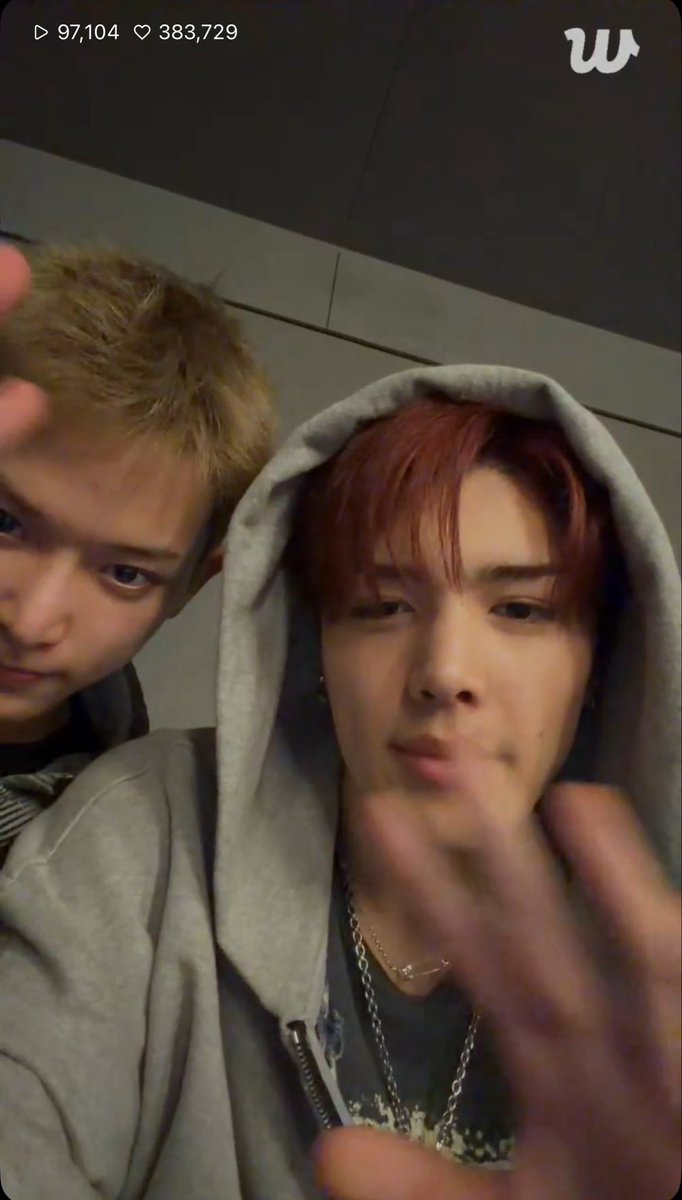 kittixiao's tweet photo. my first &amp;t live that i watched all of 🫶🫶 https://t.co/VrxdpAMKwp