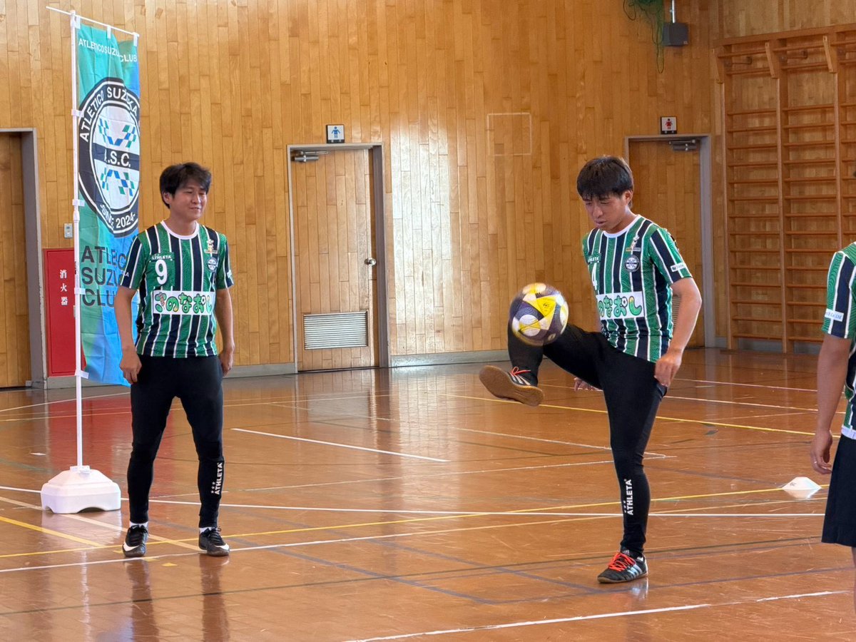 ASC_2024's tweet photo. 【出前授業】

本日、鈴鹿市立鈴西小学校で出前授業を行いました！

北村選手、東出選手、木出選手、有留選手、ヒョン選手がコーチとして参加し、サッカーの楽しさや何事にもチャレンジすることの大切さを伝えました✨

今後も、サッカーを通じて夢や希望を届けられる活動を続けてまいります。

詳しくはこちら👇
🔗https://t.co/ZSFkkGRRaV

#アトレチコ鈴鹿 #ASC  #出前授業