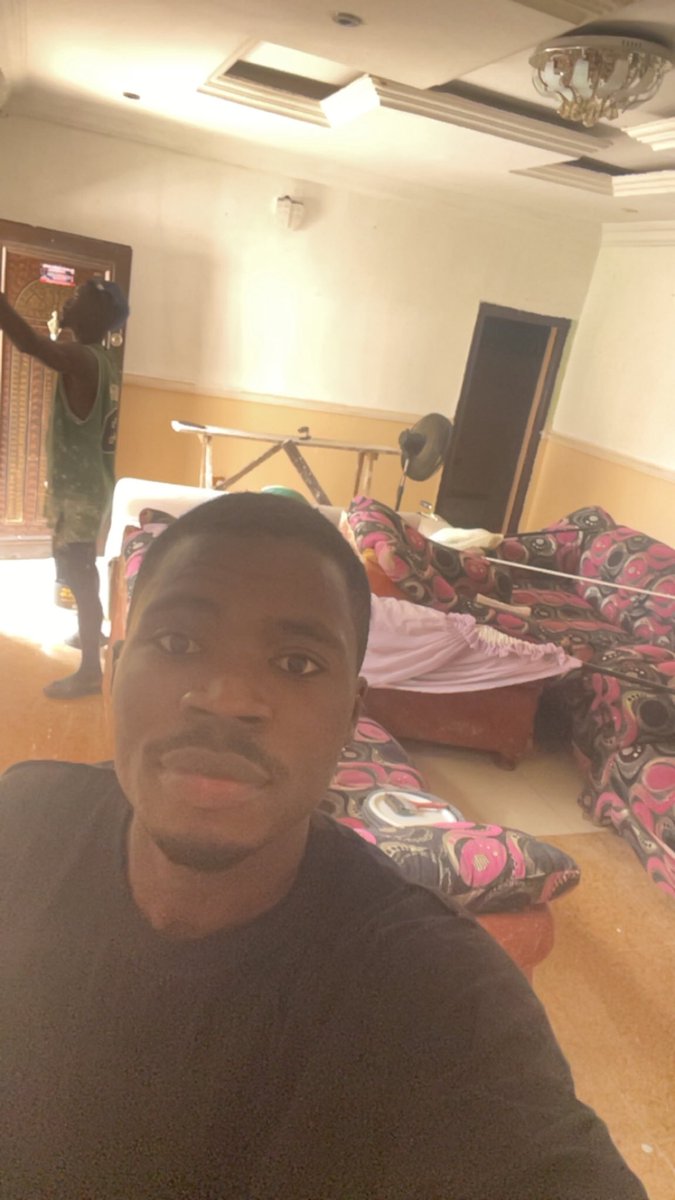Chikamso191's tweet photo. We dey renovate house, my mama no gree make I rest small 😂😭
How I wan take update my people for Twitter like this? 😩😂 https://t.co/TFf6ZK817K