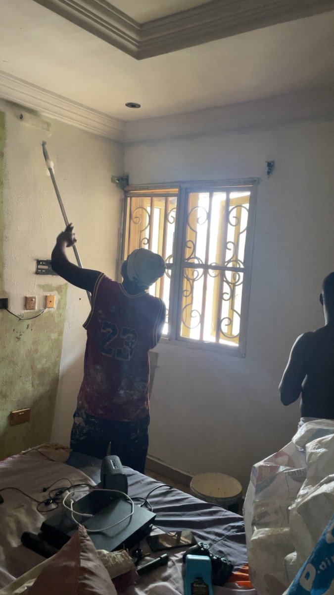 Chikamso191's tweet photo. We dey renovate house, my mama no gree make I rest small 😂😭
How I wan take update my people for Twitter like this? 😩😂 https://t.co/TFf6ZK817K