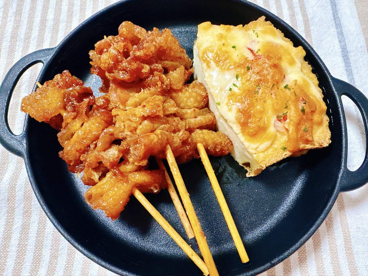 wa_awpoco's tweet photo. 🔸厚揚げチーズ焼き
🔸おやつ鶏皮（惣菜）

この間の野菜たっぷりご飯台無しのメニュー🙄
今日はお菓子を食べてお腹膨れてたのと、鶏皮貰ったので

カニカママヨを厚揚げの中に詰めてチーズかけて焼いた🤤
簡単なのに美味しい

最近チーズ食べたかったので良き😋

#晩ごはん　#おうちごはん　#節約生活 https://t.co/GOZu64Tlpb