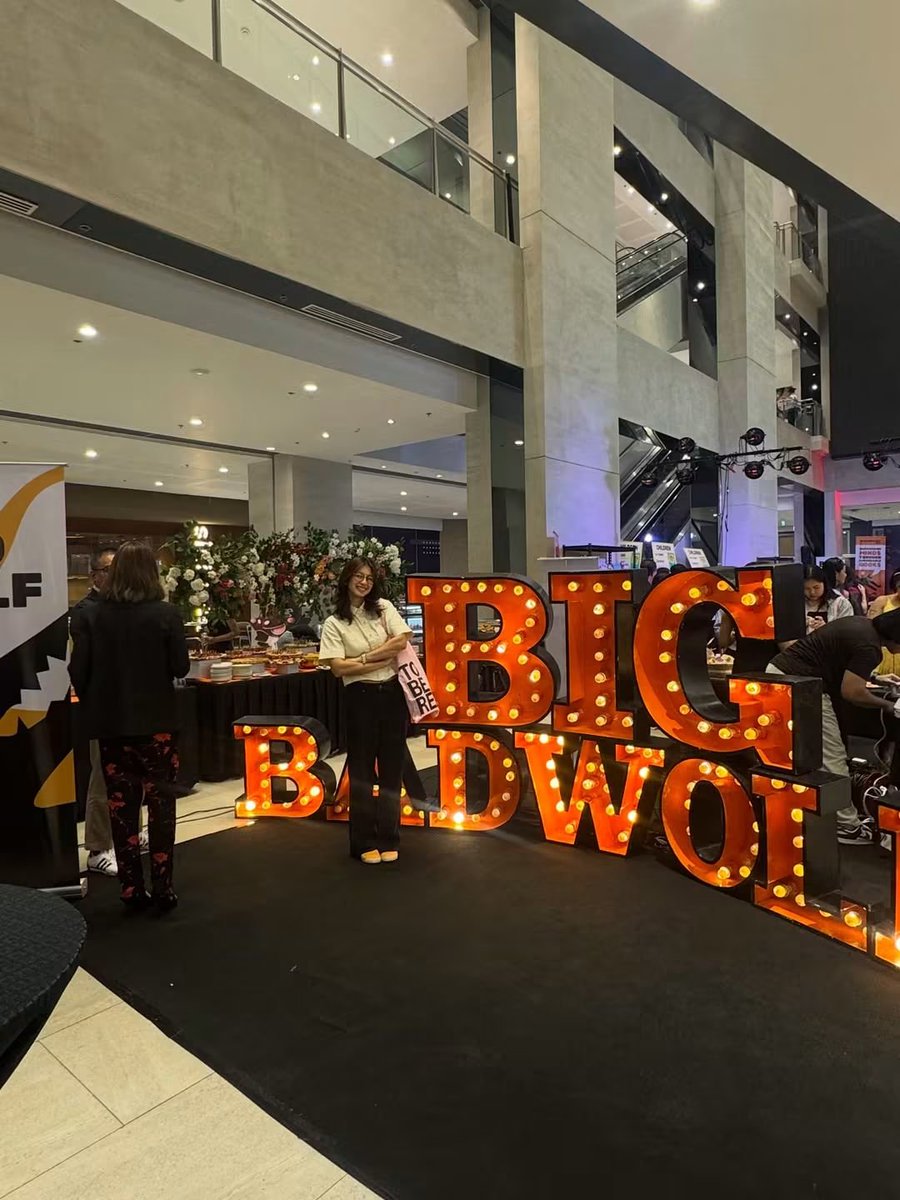 MutyaCoronel's tweet photo. I got the same bag #KaoriOinuma is carrying. I got from last year's #BigBadWolf in Alabang, and I'm aren't done with my book haul. https://t.co/5ZoLElghNv