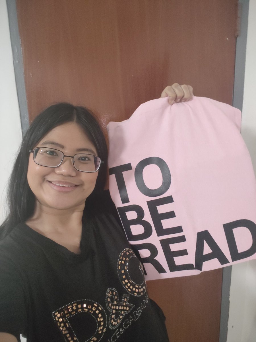 MutyaCoronel's tweet photo. I got the same bag #KaoriOinuma is carrying. I got from last year's #BigBadWolf in Alabang, and I'm aren't done with my book haul. https://t.co/5ZoLElghNv