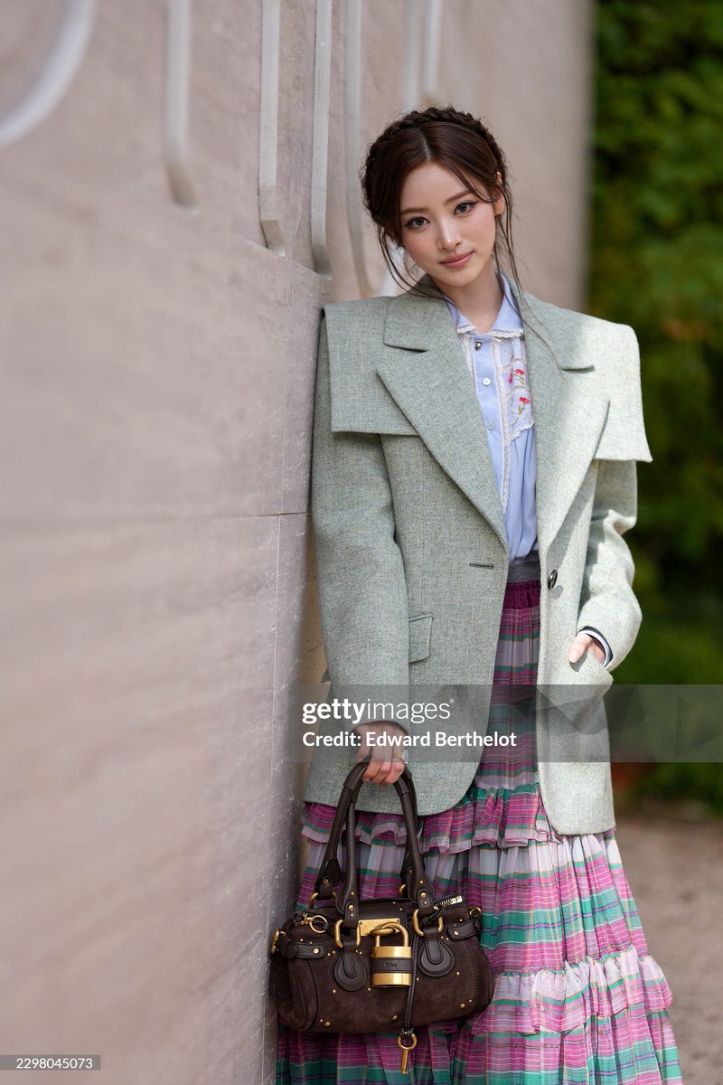 pourlesjolies's tweet photo. looking this perfect in getty??? she’s insane https://t.co/G1i9eQ1Tyo