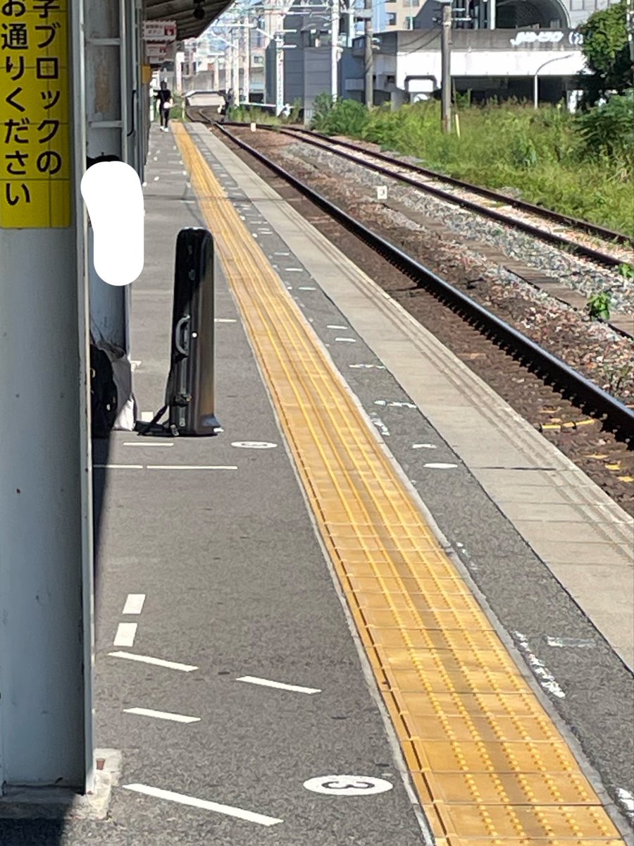 simitenaaaaaaai's tweet photo. よく風強い中こんな置き方できるな…（恐怖） https://t.co/M67PLe0Uin