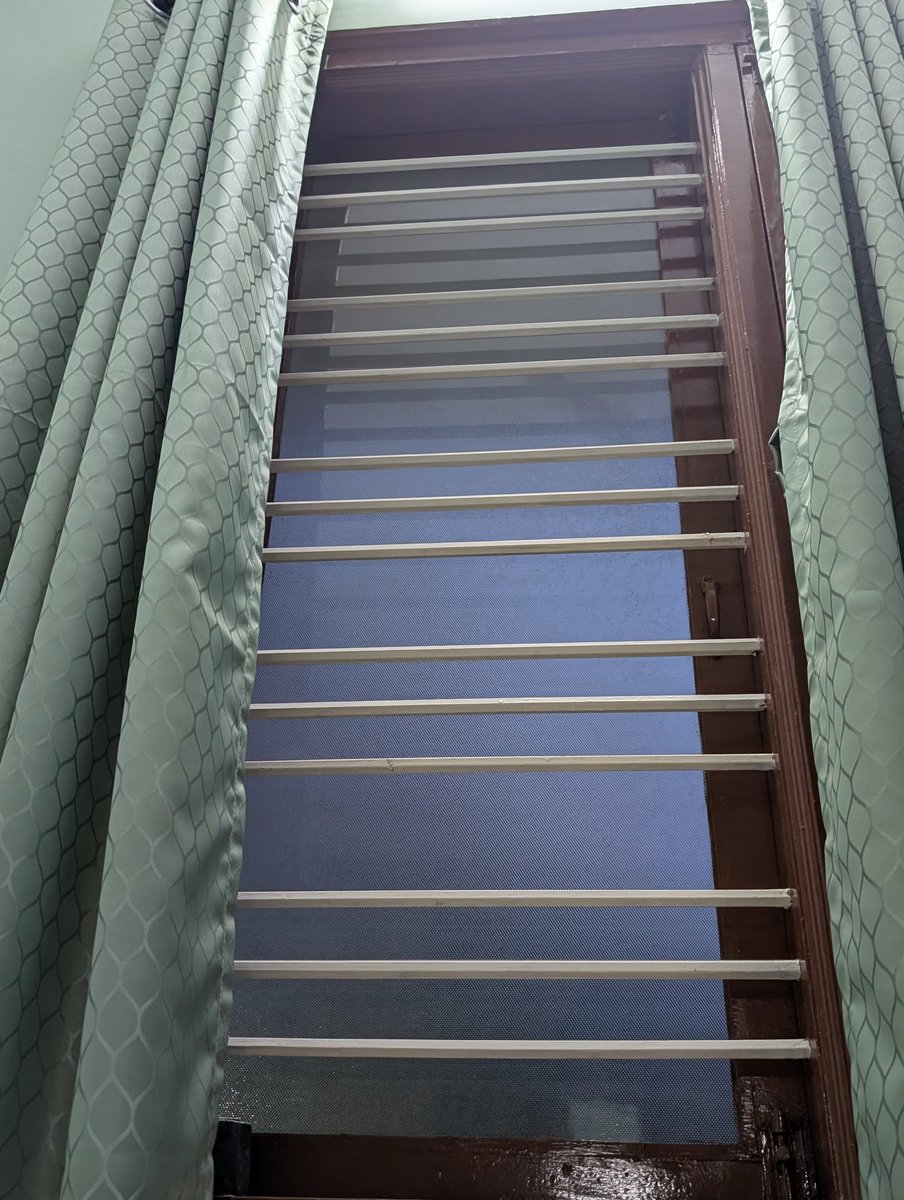AdiDoStuff's tweet photo. I see a gradient on my window. Is this a figma reference? https://t.co/7AtFCQPsZ1