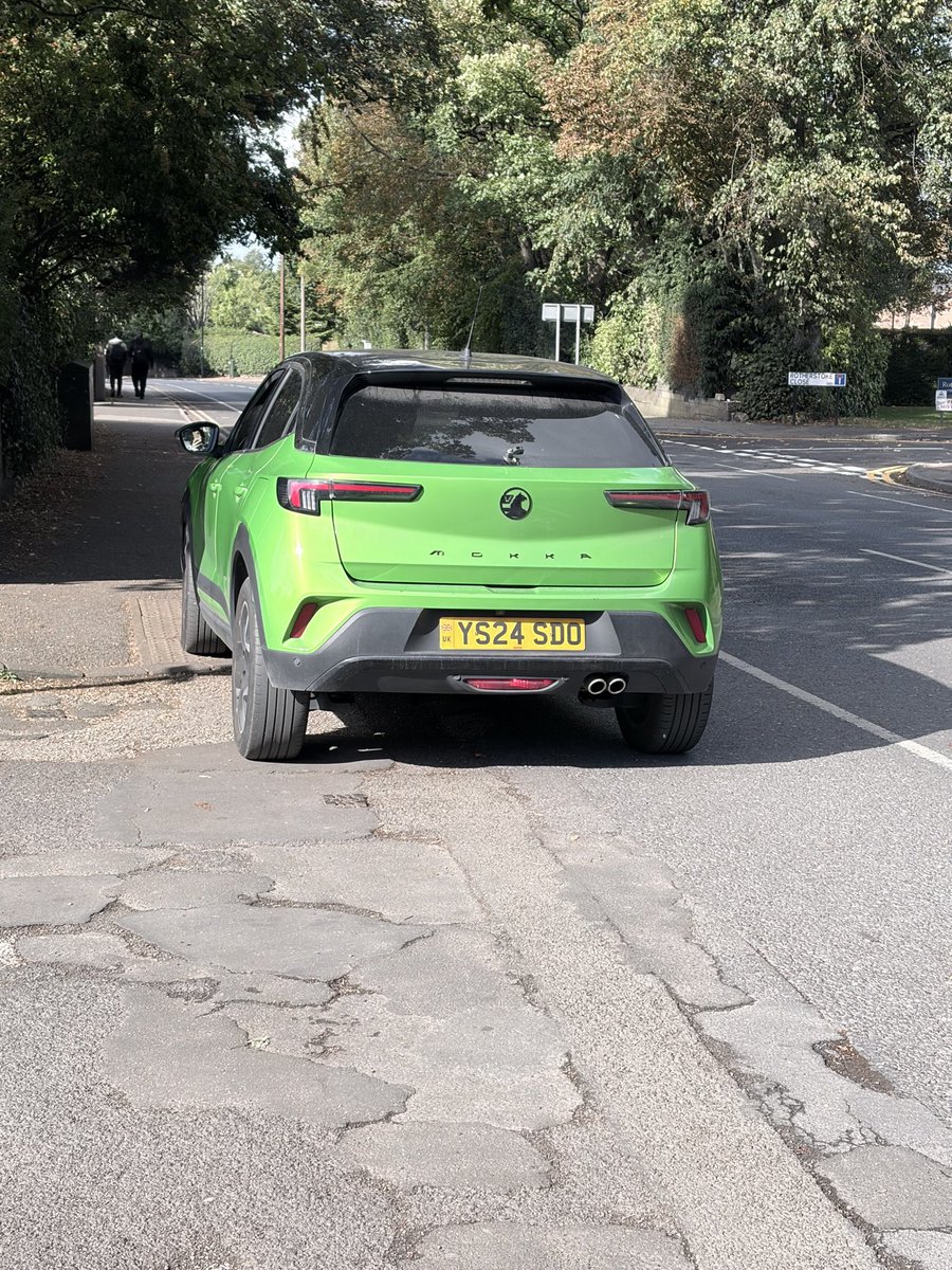 pseudograph's tweet photo. @syptweet I know you never do anything about it, but Moorgate, Rotherham. Pavement, cycle lane, double yellows. https://t.co/WISf9FaFRm