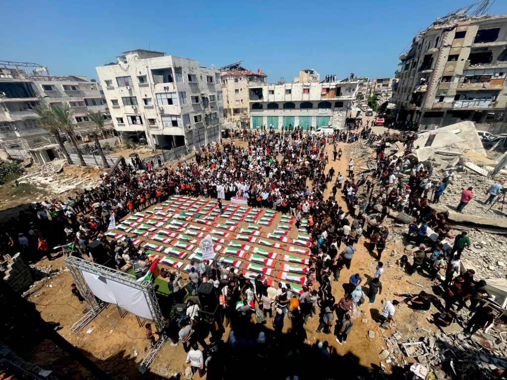 gaza_report's tweet photo. انتشال 195 جثث لنساء وأطفال هذا الأسبوع من تحت أنقاض برج التاج في غزة. القصف حدث قبل ثلاث سنوات، لكن الجثث بقيت هناك، تحت الركام، حتى اليوم.
هذا ليس مجرد رقم إحصائي، بل تذكير مادي بالثمن الذي يدفعه المدنيون نتيجة قرار قيادة حماس بالخروج في 7 أكتوبر. في الوقت الذي تعيش فيه القيادة بأمان في الخارج أو في الأنفاق، يجد السكان أنفسهم مدفونين تحت حطام حلم النصر الذي روجت له حماس.
