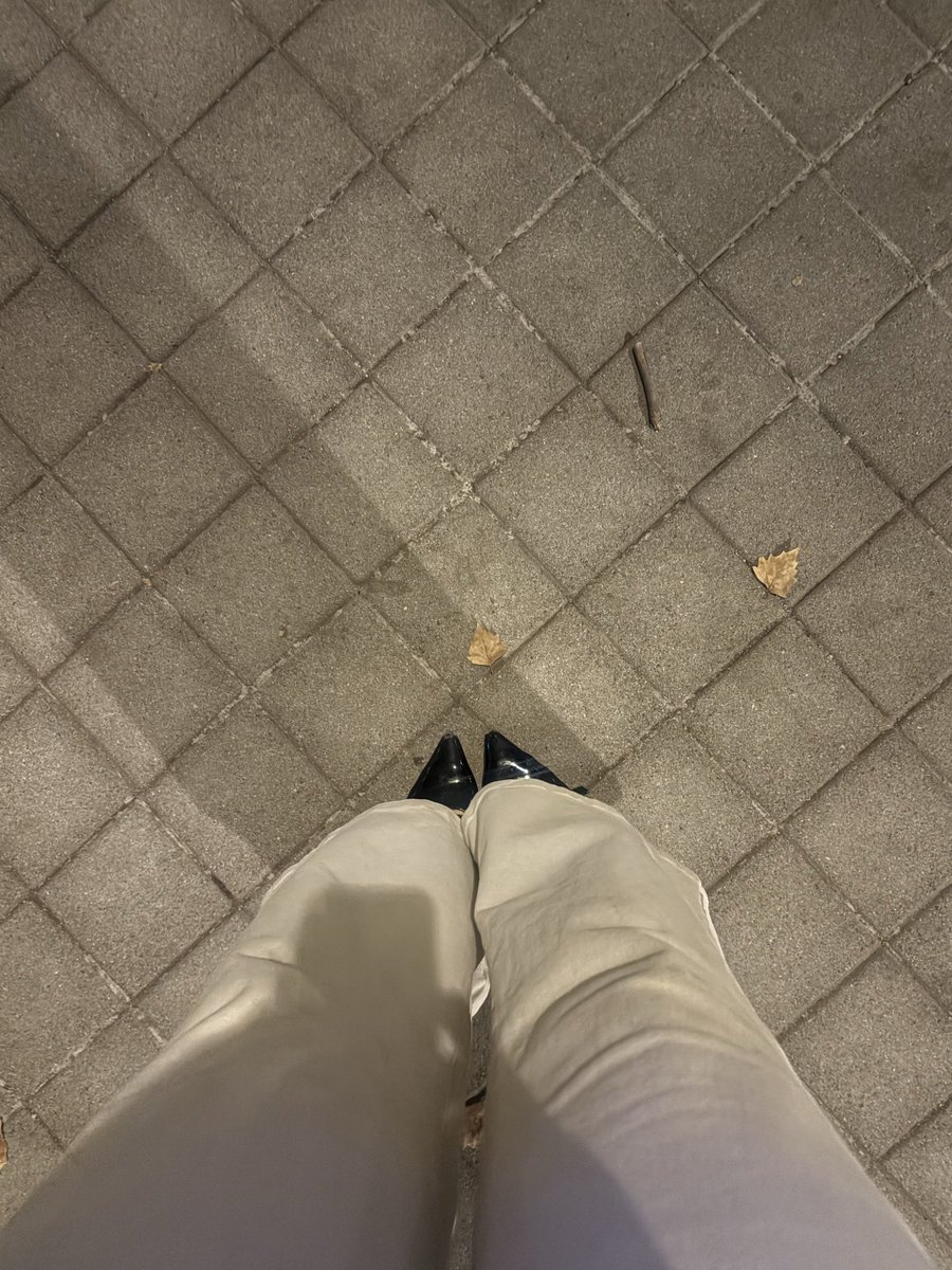 afinagoddess_'s tweet photo. my  sharp heels hidden beneath long trousers have you soo weak https://t.co/WZ8dfiFleB