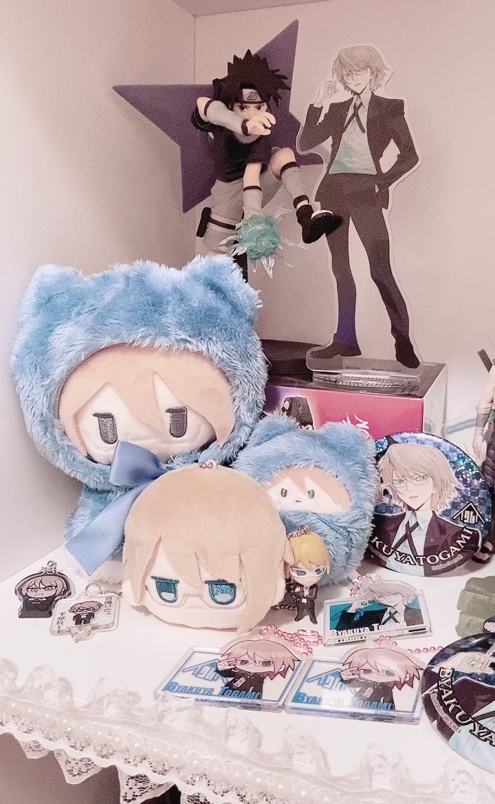 sasucakies's tweet photo. my byakuya stuff all came today!! i set it up in a corner on my shelf hehe ^^ im going to be rearranging all my shelves as well so ill update soon! but im going to sleep now 💤💤💤 https://t.co/gxHrLdEqhR