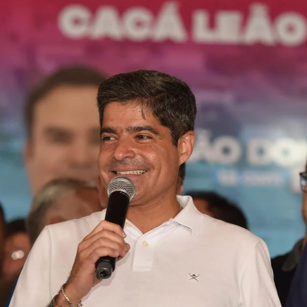 BlogdoNoblat's tweet photo. ACM Neto, candidato ao governo da Bahia pelo União Brasil, era líder de uma organização criminosa que operou um esquema fraudulento dentro da prefeitura de Belo Horizonte, que teria movimentado cerca de R$ 1,4 bilhão, em crimes de corrupção, desvio de recursos públicos e lavagem de dinheiro. Uma parte desse montante teria sido transportada em dinheiro vivo, em malas que foram levadas dentro de jatinhos em voos fretados. É o que aponta o relatório da Polícia Federal (PF) no âmbito da Operação OverClean. O relatório da PF afirma textualmente que ACM Neto “exerce a função de liderança da organização criminosa constituída para obtenção de recursos públicos a partir de contratos públicos superfaturados”. (ICL)
